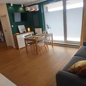 Comfy, Familly Friendly Apartment. Balcony. Garage. Warszawa